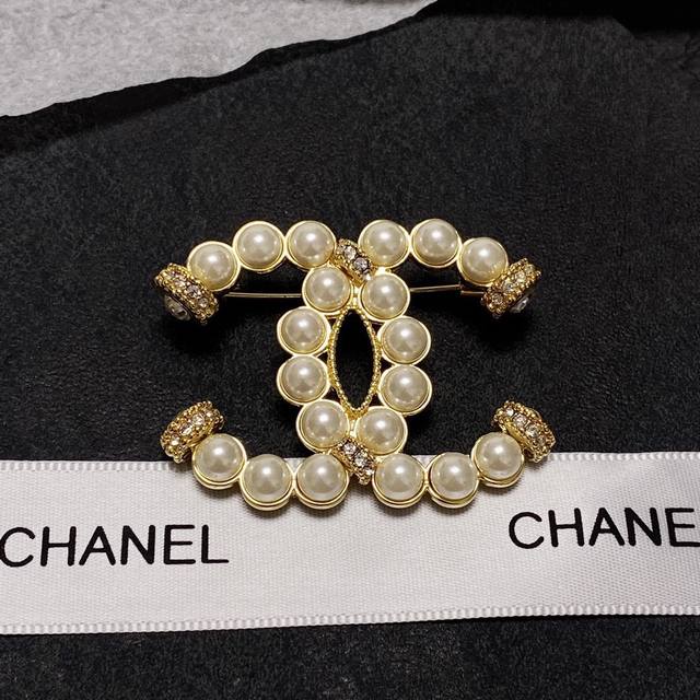 Chanel小香 专柜新款同步上新香奈儿胸针 是最懂女人的饰物 那些倾注了全部心血去做自己的女人 往往更珍惜胸针的意义 香奈儿女士把胸针别在帽子上 并告诉那些模