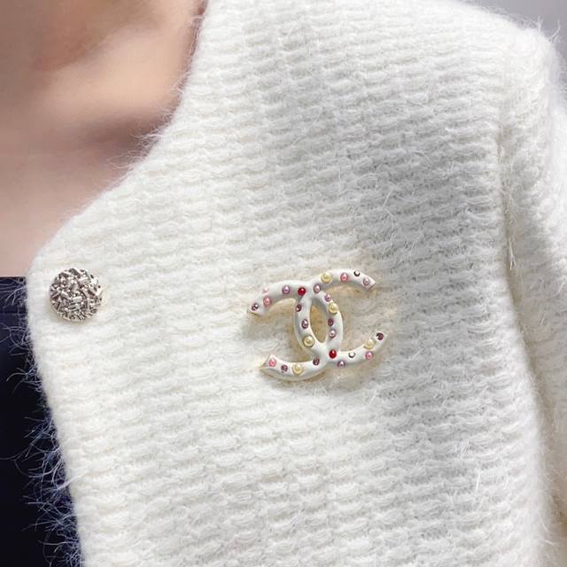 Chanel小香 专柜新款彩色珍珠钻奶白色香奈儿胸针 是最懂女人的饰物 那些倾注了全部心血去做自己的女人 往往更珍惜胸针的意义 香奈儿女士把胸针别在帽子上 并告