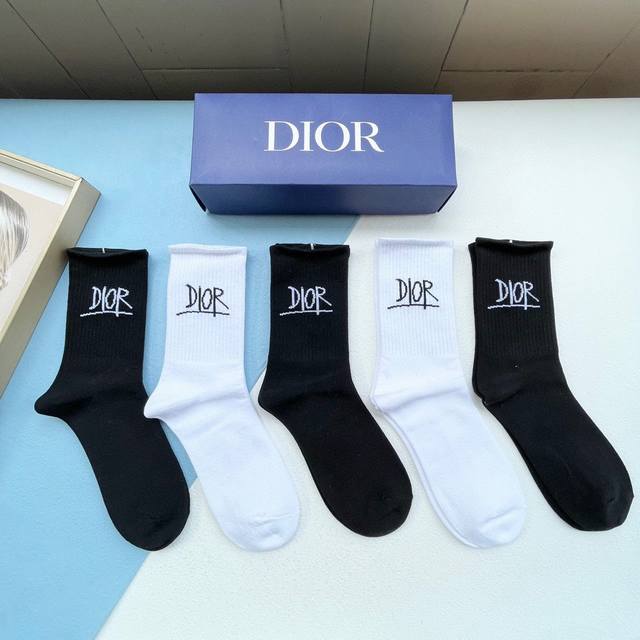 配包装 一盒五双 欧美大牌 Dior迪奥 好看到爆炸欧美大牌高筒袜男女款潮人必不能少的专柜代购品质高筒袜子 搭配起来超高逼格 时髦度爆表啊啊啊啊 推荐推荐推荐