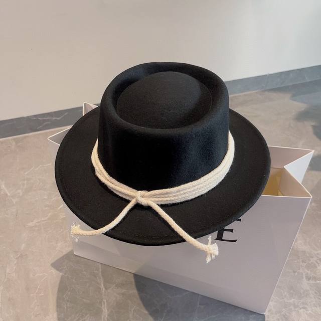 Dior迪奥秋冬款羊毛礼帽 凹凸有致的帽型 百分百羊毛面料 黑 白两色 头围57Cm