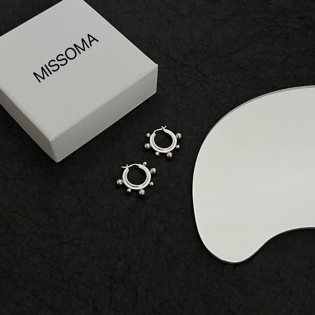 131820130 Missoma-是英国一小众品牌 搭配即神秘又亮丽 设计感时髦 简约时尚 有高级珠宝风范