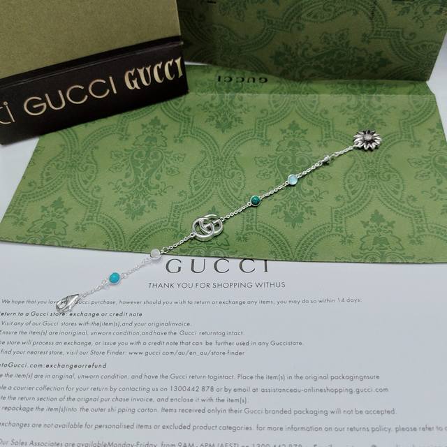Gucci作为经典标志的双g出现在这款手链 珍珠母贝和托帕石进一步突出华贵气质 标识手链附有一条织纹小链和花朵吊坠