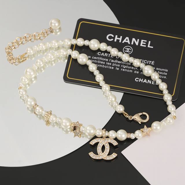 新款 Chanel 香奈儿 一百周年纪念款 珍珠项链锁骨链 非常精致 超级好看 搭配任何衣服都是很耀眼的 背面椭圆形logo字样清晰 材质 黄铜电镀 材质于zp