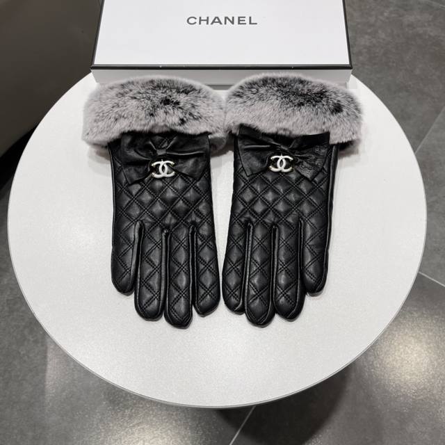 Chanel 香奈儿2023秋冬懒兔毛羊皮手套值得对比同款不同品质 秒杀市场差产品 进口一级羊皮懒兔毛内里加绒 经典不过时款.喜欢可以入手了 这种品质的今年用了