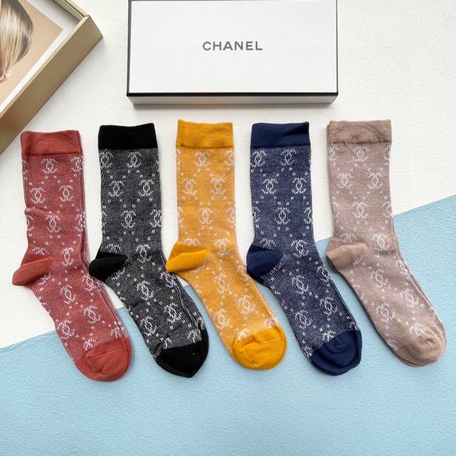 配包装 一盒五双 Chanel 香奈儿 爆款高筒袜高版本 好看到爆炸 欧美大牌高筒袜潮人必不能少的专柜代购品质 袜子 搭配起来超高逼格 时髦度爆表啊啊啊啊 推荐