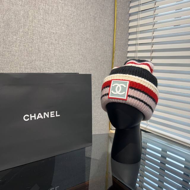 Chanel* 大版型粗针织毛线帽 版型够大也不会松胯 粗针织的设计非常有慵懒感 拼色小标非常精致 颜色搭配也很友好 适合各种风格 超百搭