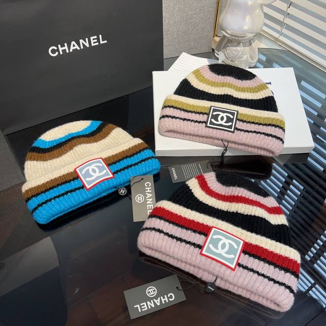 Chanel* 大版型粗针织毛线帽 版型够大也不会松胯 粗针织的设计非常有慵懒感 拼色小标非常精致 颜色搭配也很友好 适合各种风格 超百搭