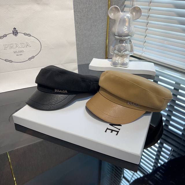 Prada*秋冬军帽 手感细腻的材质 简约优雅的设计 秋冬必入 强推的帽型 海军帽通常采用扁平的顶部和倾斜的帽檐设计 给人一种简洁而干练的感觉 彰显出一种庄重和