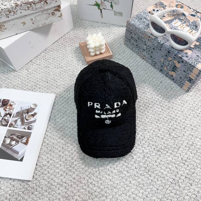 Prada普拉达新款羊羔毛棒球帽 完全是超级完美的诠释了甜酷风 简直太爱了 上头性感又帅气 双双在线 没有哪个女孩子拒绝的了毛绒绒的单品哦