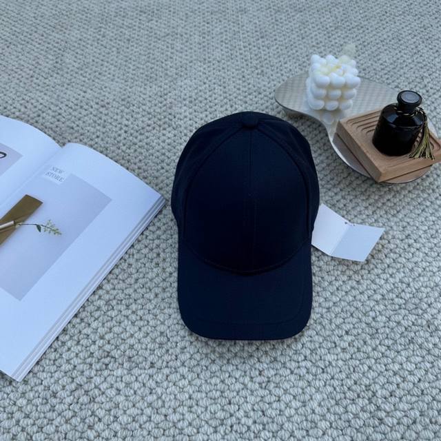 Dior 经典款棒球帽 迪奥的经典款棒球帽 感觉比渔夫帽更修饰头型