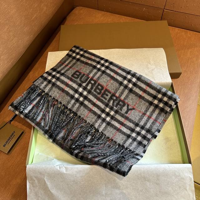 温暖舒适的围巾 选用柔软羊绒面料打造 一面装饰 Burberry 格纹 另一面呈现纯色设计并点缀品牌徽标 产自位于苏格兰郊外的一家拥有 200 年悠久历史的专业