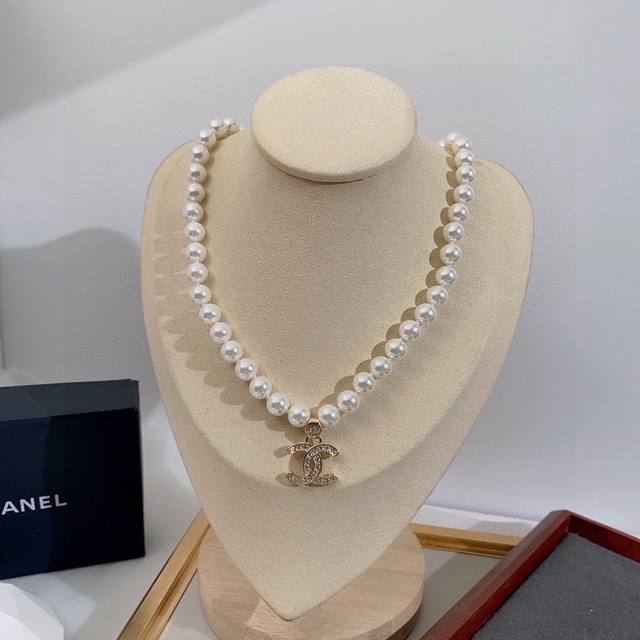 新款 Chanel 香奈儿 一百周年纪念款 珍珠项链锁骨链 非常精致 超级好看 搭配任何衣服都是很耀眼的 背面椭圆形logo字样清晰 材质 黄铜电镀 材质于zp