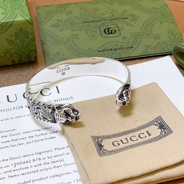 Gucci新款 Gucci Cosmogonie 系列重新演绎互扣式双g及其他重要图案元素 比如花卉印花 Logo的标志元素互扣式双g与各种精美灵感源自自然元素