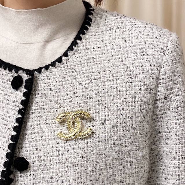Chanel小香 专柜新款同步中古金镶钻香奈儿胸针 是最懂女人的饰物 那些倾注了全部心血去做自己的女人 往往更珍惜胸针的意义 香奈儿女士把胸针别在帽子上 并告诉