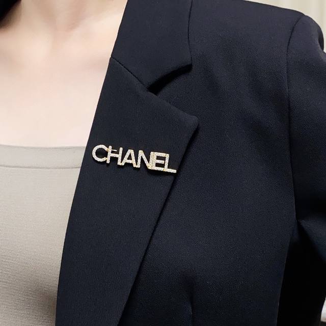 Chanel小香 专柜新款同步镶满钻字母香奈儿胸针 是最懂女人的饰物 那些倾注了全部心血去做自己的女人 往往更珍惜胸针的意义 香奈儿女士把胸针别在帽子上 并告诉