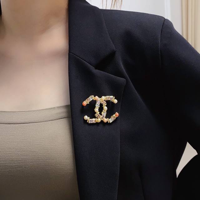 Chanel小香 专柜新款同步珍珠钻香奈儿胸针 是最懂女人的饰物 那些倾注了全部心血去做自己的女人 往往更珍惜胸针的意义 香奈儿女士把胸针别在帽子上 并告诉那些