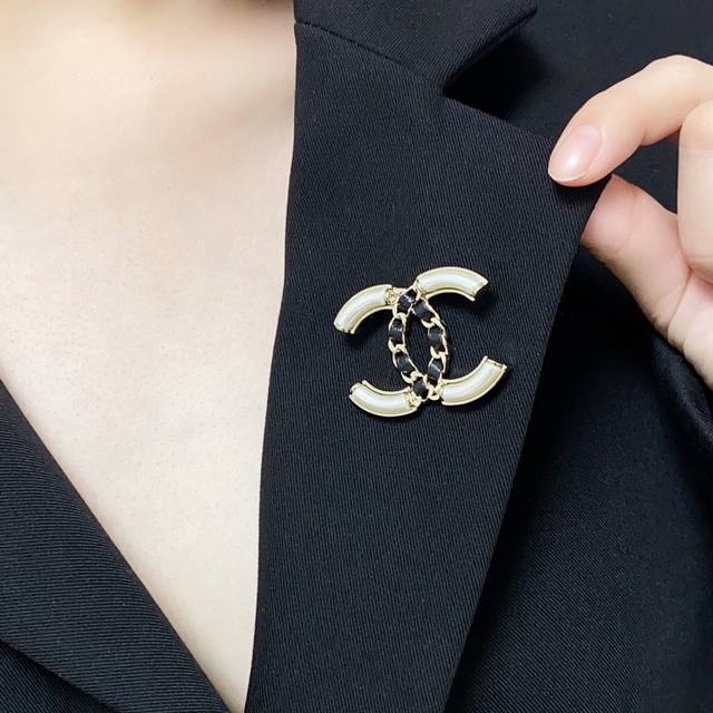 Chanel小香 专柜新款皮革搭配香奈儿胸针 是最懂女人的饰物 那些倾注了全部心血去做自己的女人 往往更珍惜胸针的意义 香奈儿女士把胸针别在帽子上 并告诉那些模