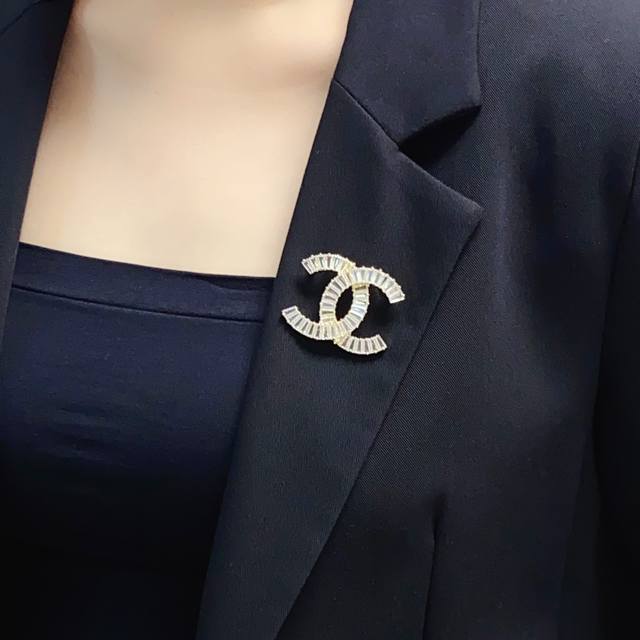 Chanel小香 专柜新款满钻香奈儿胸针 是最懂女人的饰物 那些倾注了全部心血去做自己的女人 往往更珍惜胸针的意义 香奈儿女士把胸针别在帽子上 并告诉那些模仿她