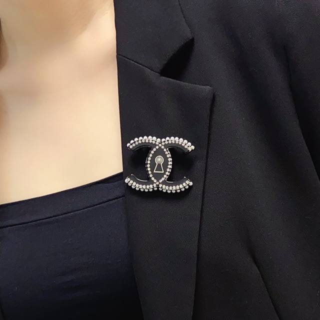 Chanel小香 专柜新款黑色珍珠钻香奈儿胸针 是最懂女人的饰物 那些倾注了全部心血去做自己的女人 往往更珍惜胸针的意义 香奈儿女士把胸针别在帽子上 并告诉那些