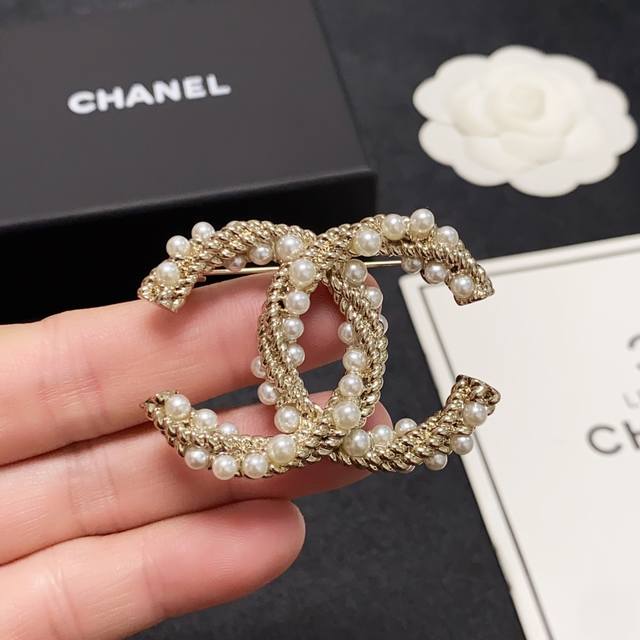 Chanel小香 专柜新款珍珠香奈儿胸针 是最懂女人的饰物 那些倾注了全部心血去做自己的女人 往往更珍惜胸针的意义 香奈儿女士把胸针别在帽子上 并告诉那些模仿她