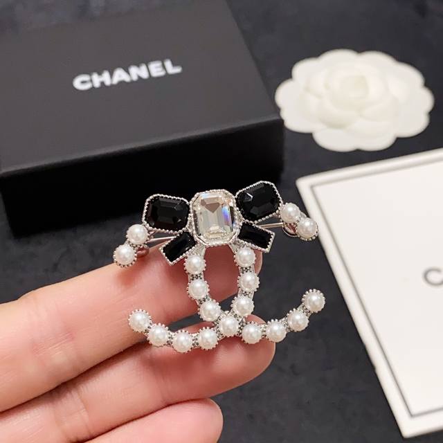 Chanel小香 专柜新款珍珠大颗钻结合蝴蝶结香奈儿胸针 是最懂女人的饰物 那些倾注了全部心血去做自己的女人 往往更珍惜胸针的意义 香奈儿女士把胸针别在帽子上