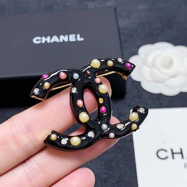 Chanel小香 专柜新款彩色珍珠钻奶黑色香奈儿胸针 是最懂女人的饰物 那些倾注了全部心血去做自己的女人 往往更珍惜胸针的意义 香奈儿女士把胸针别在帽子上 并告