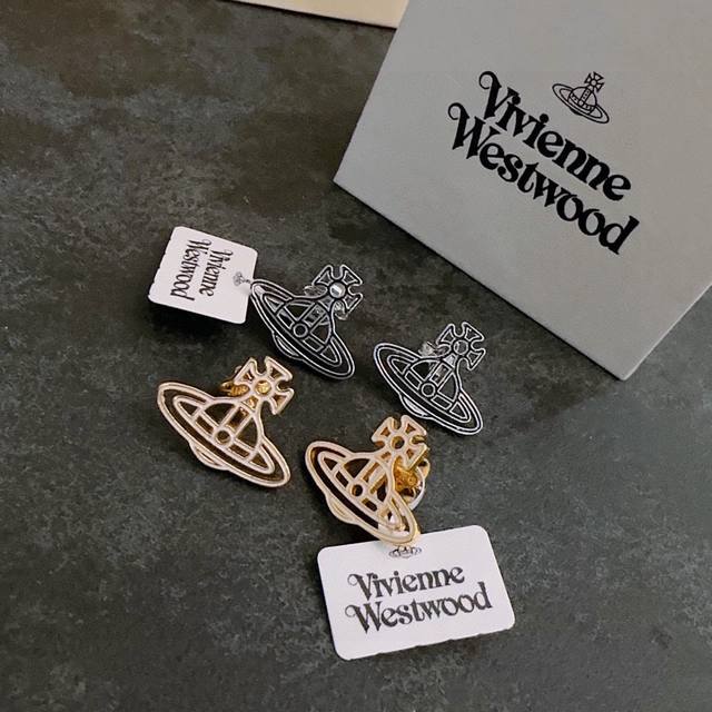 西太后耳环vivienne Westwood 在国内粉丝称为(西太后)在时装界享有 朋克之母 的称号 Vivienne Westwood曾是朋克运动的显赫人物