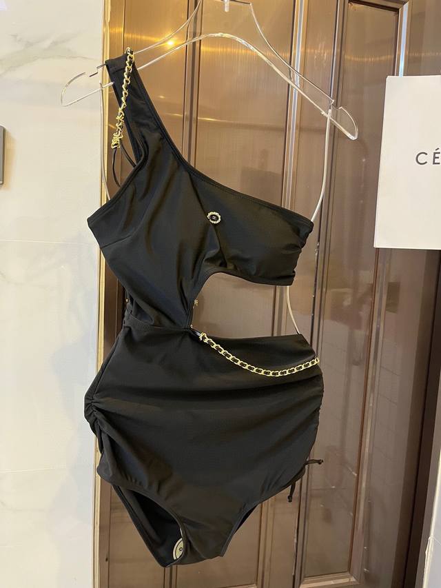 Chanel链条小心机连体泳衣 2023年超级火辣款 不挑身材 穿上就是s型身材 S M L