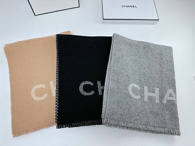 Chanel香新款千鸟格拼色羊绒围巾 今年最好的chanel款式 上身才会知道它的美 大牌范十足 经典拼色logo提花风格 配上千鸟格 差货根本仿不来哦 永远不