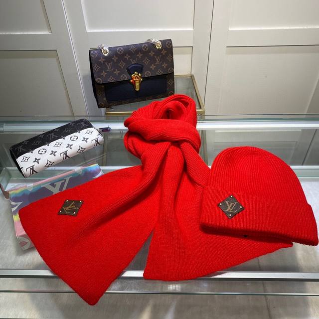 路易威登louis Vuitton 经典套装帽子 帽子围巾 羊绒兔绒品质 暖暖哒超级舒服 这个冬天你就差这么一套套装帽子啦 又保暖又时尚 男女通用款