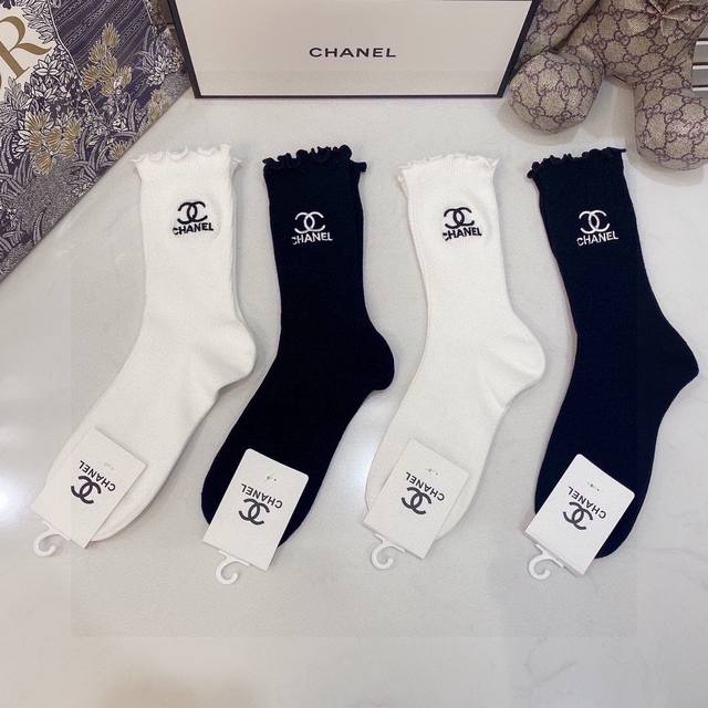 配专柜包装 Chanel 香奈儿 新款中长款刺绣毛边堆堆袜袜子 一盒四双 专柜同步筒袜袜子 大牌出街 潮人必备超好搭