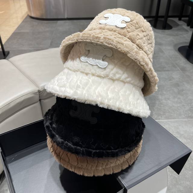 #2023赛琳celine新品-Logo渔夫帽 帽子的羊绒用料在冬季里暖和又时尚 不用担心得了风度失了温度 采用的玉米粒织法 帽子为内外两层 帽顶缝针将内层和外