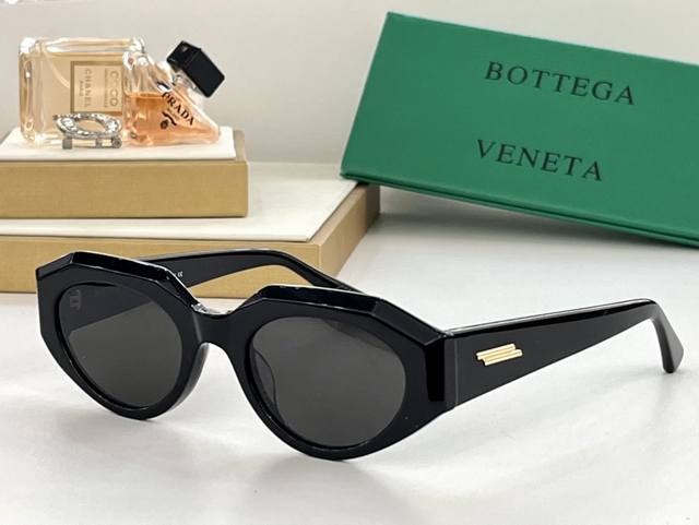 Bottega Veneta大明星跟博主频频种草 Bv1031 这幅整体偏椭圆镜 有轻微上扬 最大的特点是镜框有一些几何棱角 既不会太过突兀 又显得有设计感 S