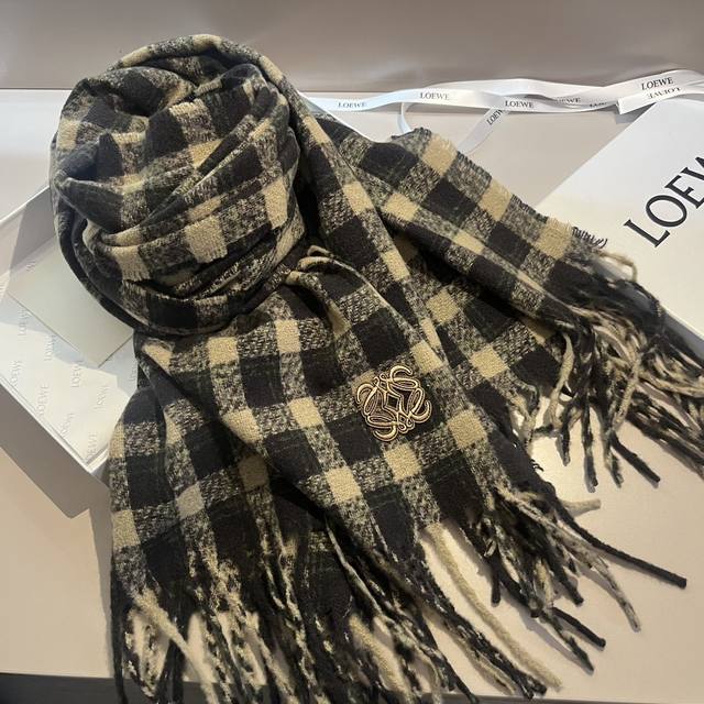 Loewe超美新款羊围巾 超级推荐入手 质感好货 罗意威主打的围巾 披肩 据说超难买哦 做工非常精致 很有分量 我们的价格真的超级值 这个围巾最大的感触就是:超
