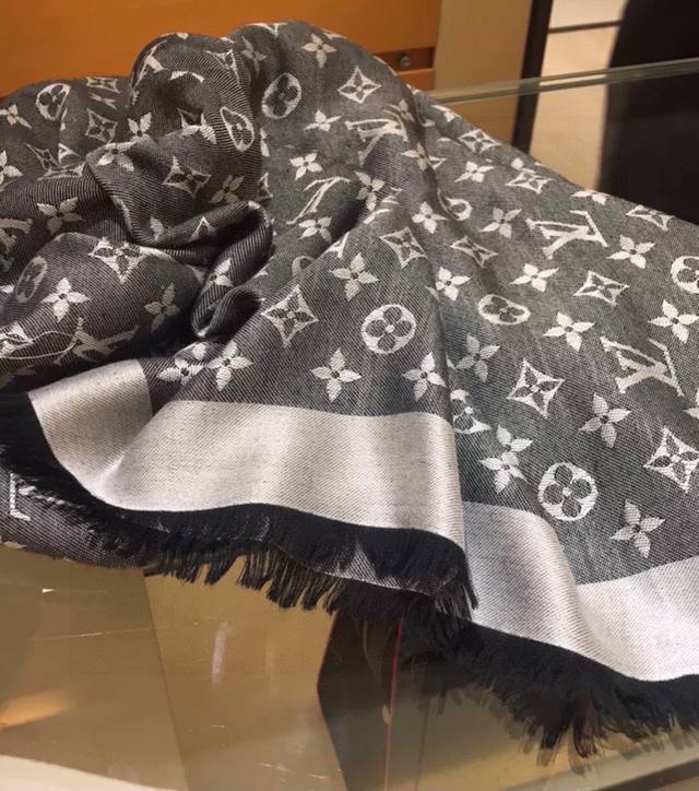 黑灰色l家人手必败一条最最经典款louis Vuitton 采用暗纹提花技术重新演绎monogram图案 质地柔软而又温暖 带来令人愉悦的舒适触感 精美雅致的面