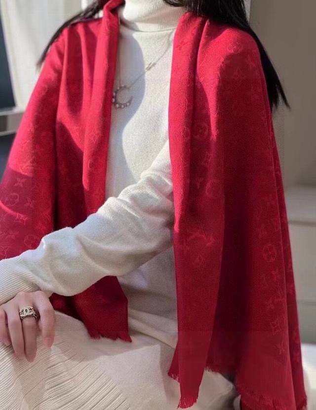 大红色l家人手必败一条最最经典款louis Vuitton 采用暗纹提花技术重新演绎monogram图案 质地柔软而又温暖 带来令人愉悦的舒适触感 精美雅致的面