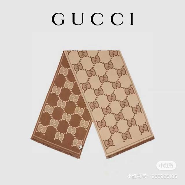 Gucci精纺提花双面羊毛 官网同步发售 非常实用推荐款 限量的配色 男女围都特别好看 三个色 经典gg图案是品牌在30年代开始使用的标志性元素之一 历经近一个