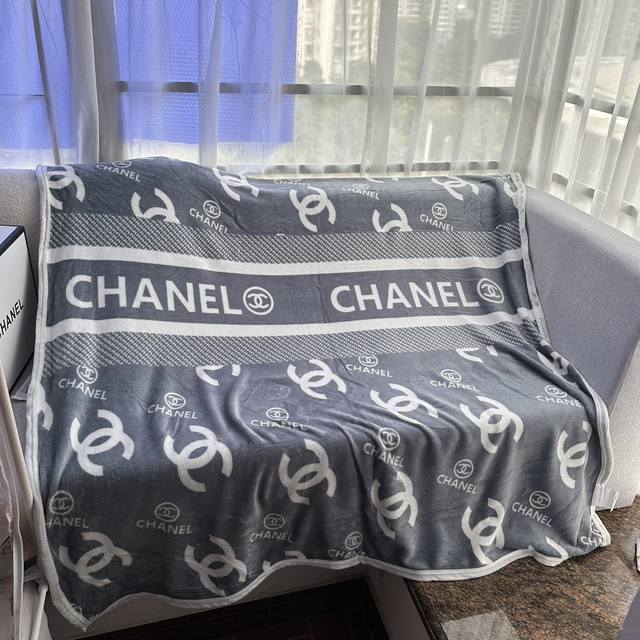 香奈儿 Chanel 配礼盒 新色出 出口品质 暖绒来袭 全宇宙最舒适的绒毯 一年四季都可以用的牛奶绒真正可以裸睡的毯子 手感柔软超舒适 材质 亲肤牛奶绒 车上