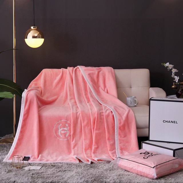Chanel 香奈儿 配礼盒 巴黎站最新时尚资讯 来自世界各地时尚圈人士 都在香奈儿门店选购这款多功能毛毯 它为什么这么受欢迎 理由很简单 香奈儿首次跨界合作将