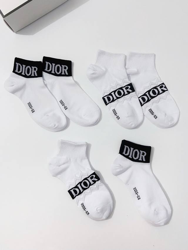 配包装 一盒4 双 Dior 迪奥 经典字母 Logo 纯棉短袜 Ins爆款 专柜在售ing 好看到爆炸 超高品质 亲肤透气 经典不过时 潮人必不能少的专柜代购