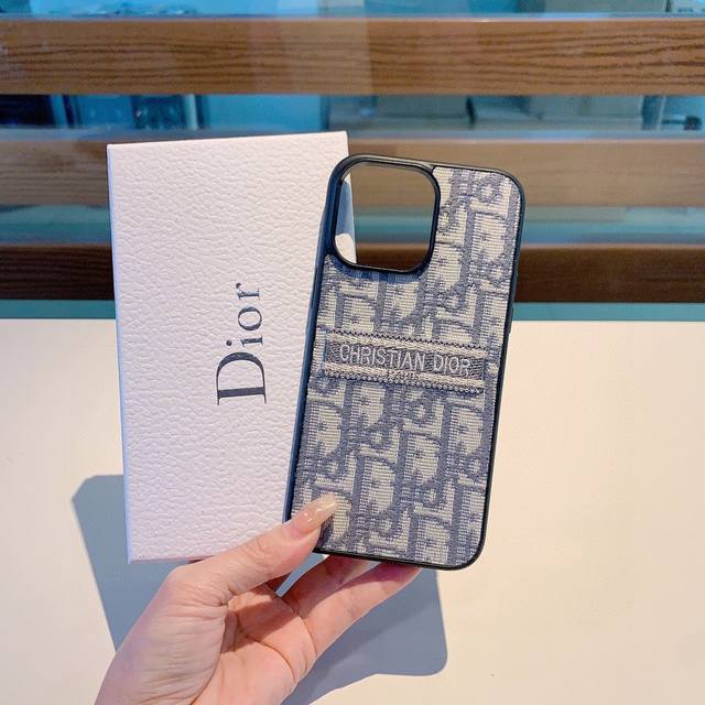 新品上架 Dior刺绣布艺全包手机壳 型号 为了不出现报错型号 请打开本机查看手机设置显示的型号 Iphone15Pro Max 6.7 Iphone15Pro