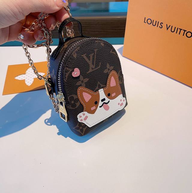 原单货 Louis Vuitton 新款卡通链条斜挎小包 Mini包包 可装银行卡蓝牙耳机 钥匙扣零钱包 耳机包 包包挂饰 搭配链条可斜挎 尺寸12X9Cm 顶
