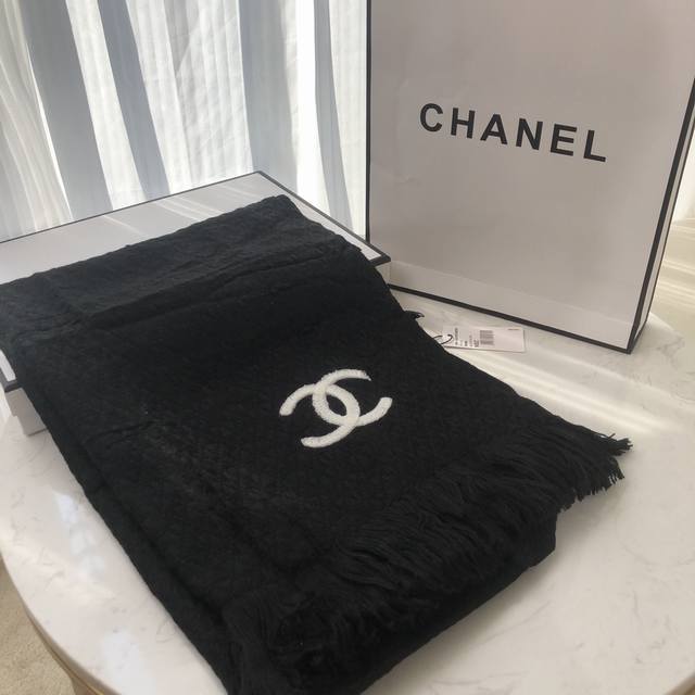 Chanel内蒙外单 香家一贯风格厚纺工艺 精美logo简约大气 加长版穗须秀场流行元素 210*40Cm 100%羊绒