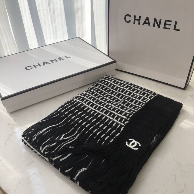 香奈儿 Chanel 黑白条纹设计 采用羔羊绒打造 完美手工穗须 最佳搭配走秀款 尺寸80 190 Cm