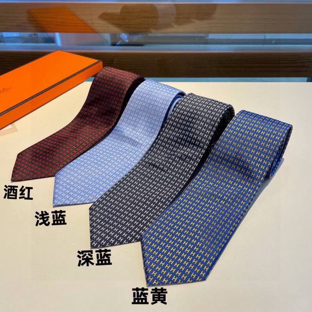 配包装男士新款领带系列 H字母领带 稀有h家每年都有一千条不同印花的领带面世 从最初的多以几何图案表现骑术活动为主 到如今的款式则丰富得多 以活泼的动物或日常生