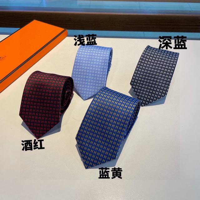 配包装男士新款领带系列 H字母领带 稀有h家每年都有一千条不同印花的领带面世 从最初的多以几何图案表现骑术活动为主 到如今的款式则丰富得多 以活泼的动物或日常生