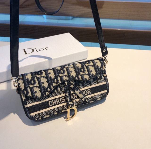 新品上架 Dior刺绣经典老花通用斜挎包包 内置卡片层 百搭时尚老花系列