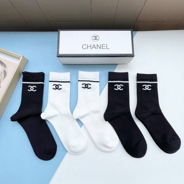 一盒五双 Chanel香奈儿高版本 好看到爆炸小香 袜子羊绒袜 超软糯潮人必不能少的chanel专柜代购品质 中筒袜子 搭配起来超高逼格 时髦度爆表啊啊啊啊