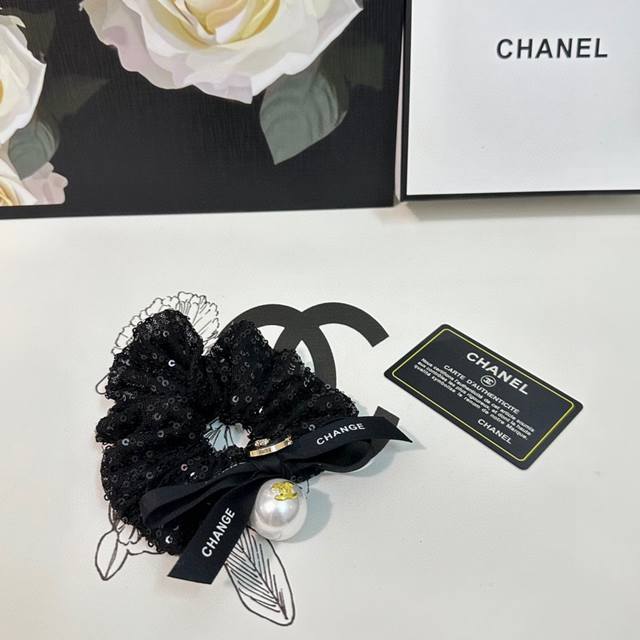 单个 配全套包装 Chanel 香奈儿 爆款小香风珍珠发圈 专柜款出货 一看就特别高档 超级百搭 必须自留