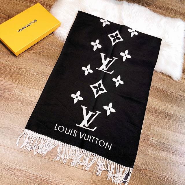 Louis Vuitton 路易威登 高端兔绒围巾披肩 经典四叶草图案 搭配品牌灵魂lv图案 深入人心的经典 低调却释放着奢华与高雅 超级好的手感 披上贴身又保